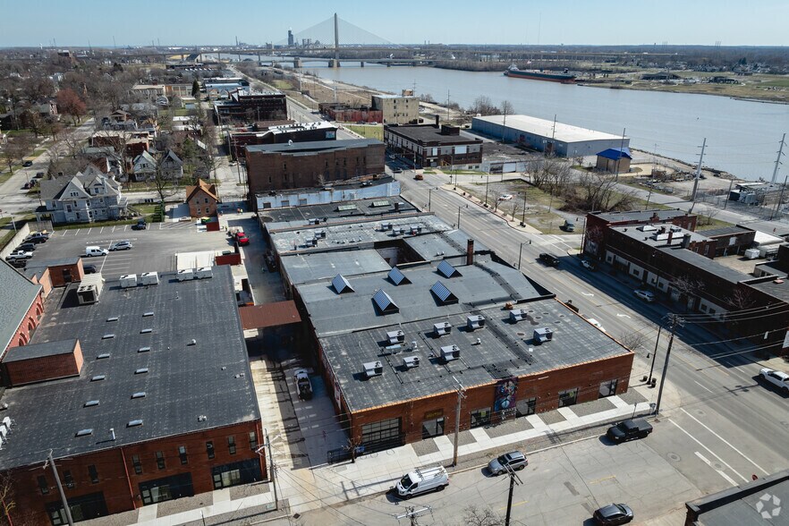 More Photos Of 901-925 Summit St, Toledo Storefront For Lease