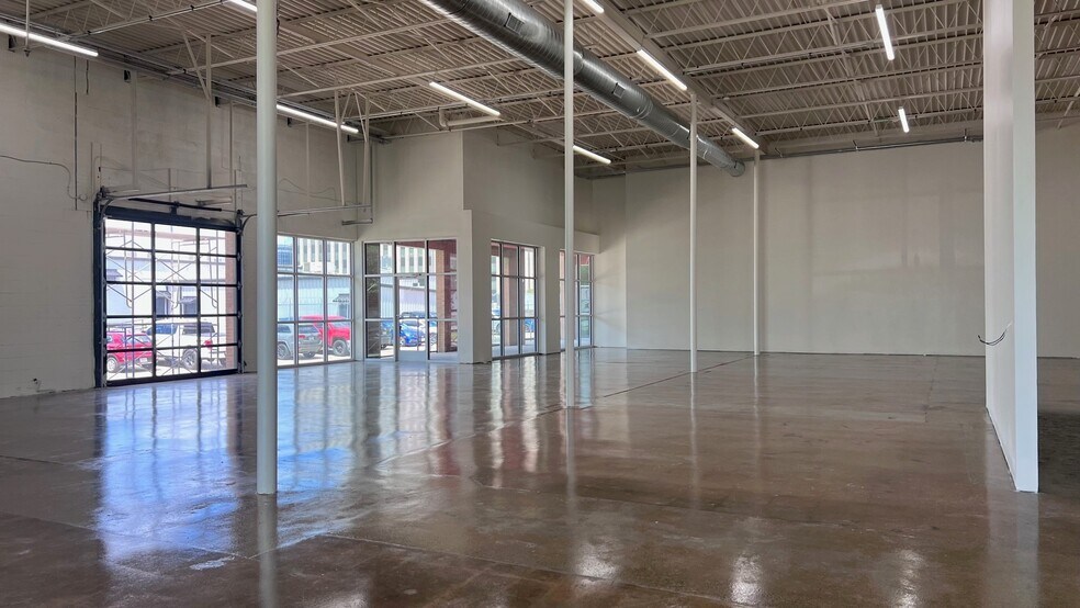 More Photos Of 2320 Valdina St, Dallas Showroom For Lease