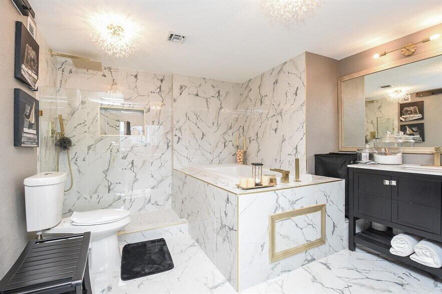 More Photos Of 2016 Main St, Houston Apartments For Sale