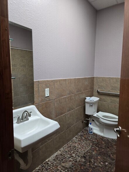 More Photos Of 1220-1222 W Hurst Blvd, Hurst Unknown For Lease