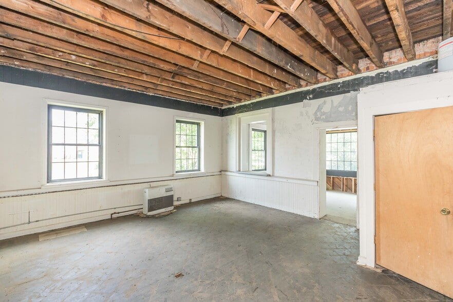 More Photos Of 1340 W Main St, Wytheville Loft Creative Space For Sale