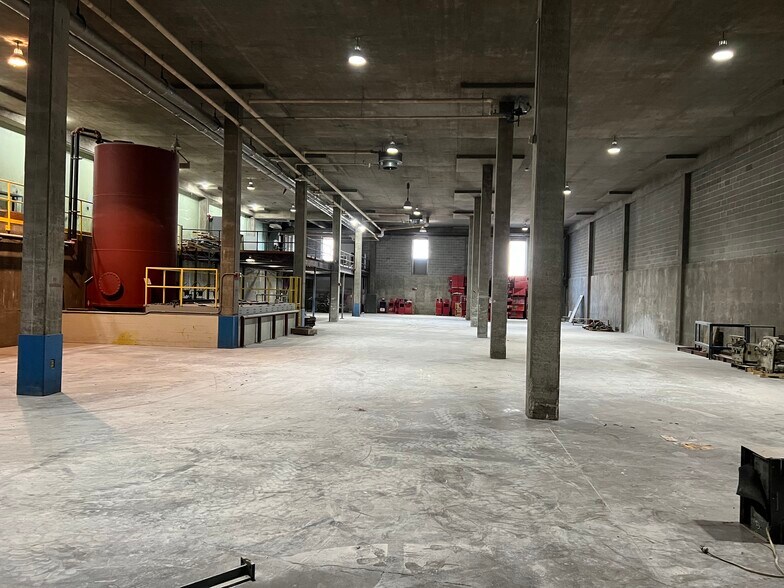 More Photos Of 616 SE Jefferson St, Topeka Light Distribution For Lease