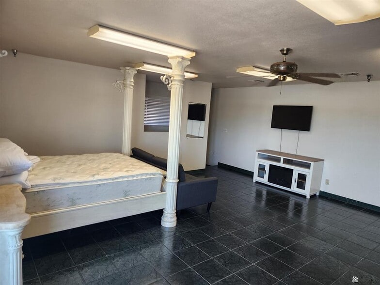 More Photos Of 877 W 8th St, Yuma Auto Dealership For Sale