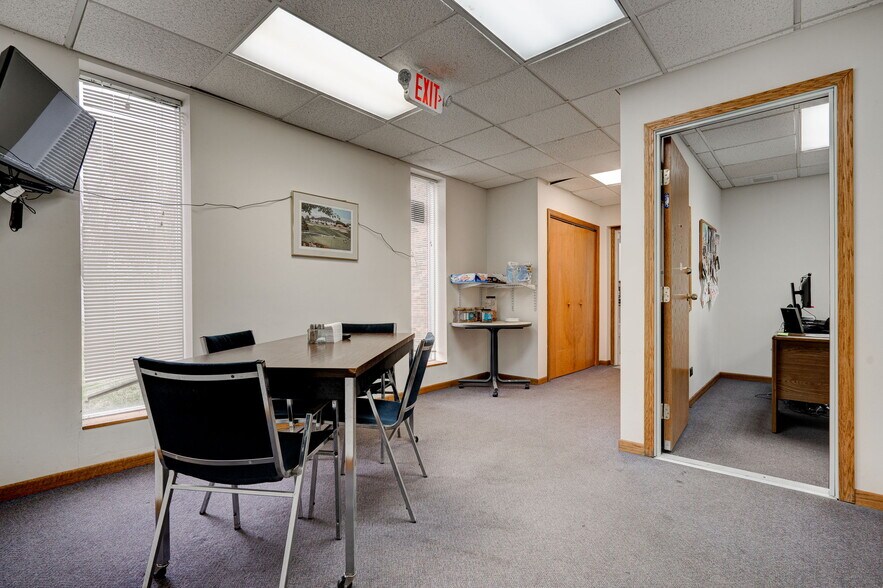 More Photos Of 17585 S Paxton Ave, Lansing Light Distribution For Lease