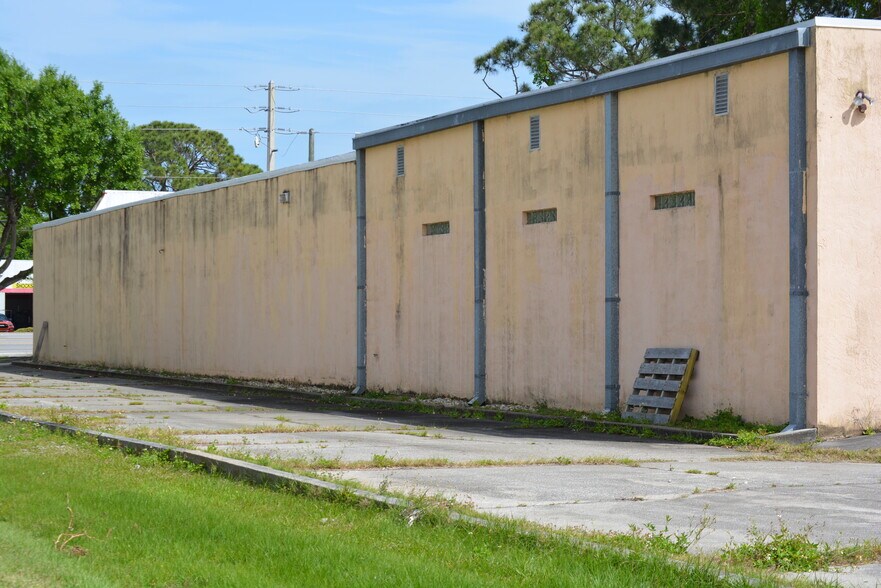 More Photos Of 975 N Courtenay Pky, Merritt Island Showroom For Lease