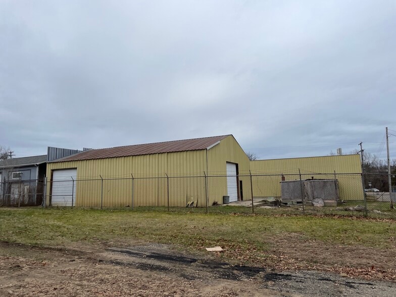 More Photos Of 550 Columbia Ave W, Battle Creek Freestanding For Sale