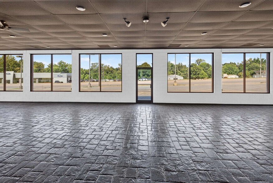 More Photos Of 620 Missouri 25, Dexter Auto Dealership For Lease