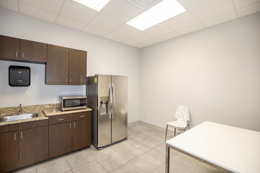 More Photos Of 1201 Butler Rd, League City Warehouse For Lease