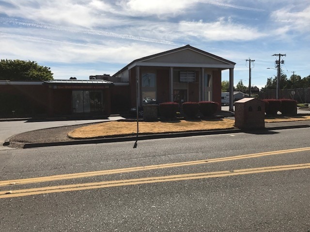 More Photos Of 2288 Country Club Rd, Woodburn Restaurant For Sale