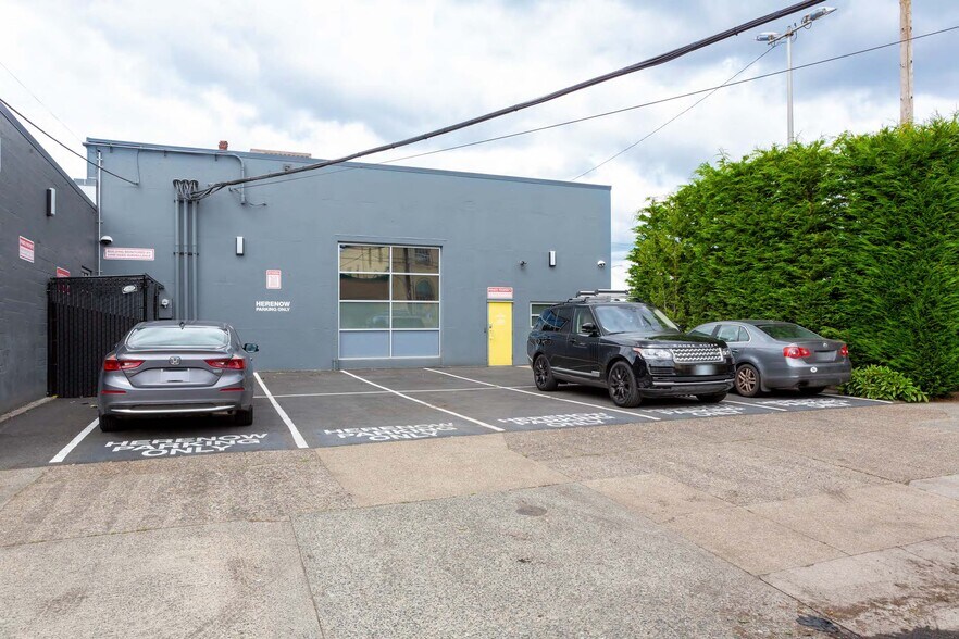 More Photos Of 3747 NE Sandy Blvd, Portland Office For Sale