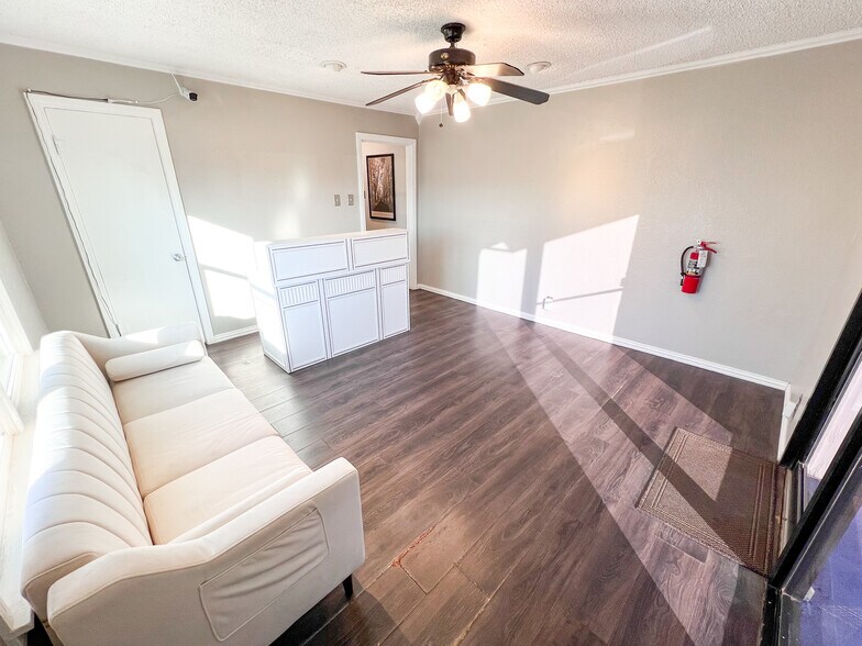 More Photos Of 1309 N Big Spring St, Midland Office For Lease