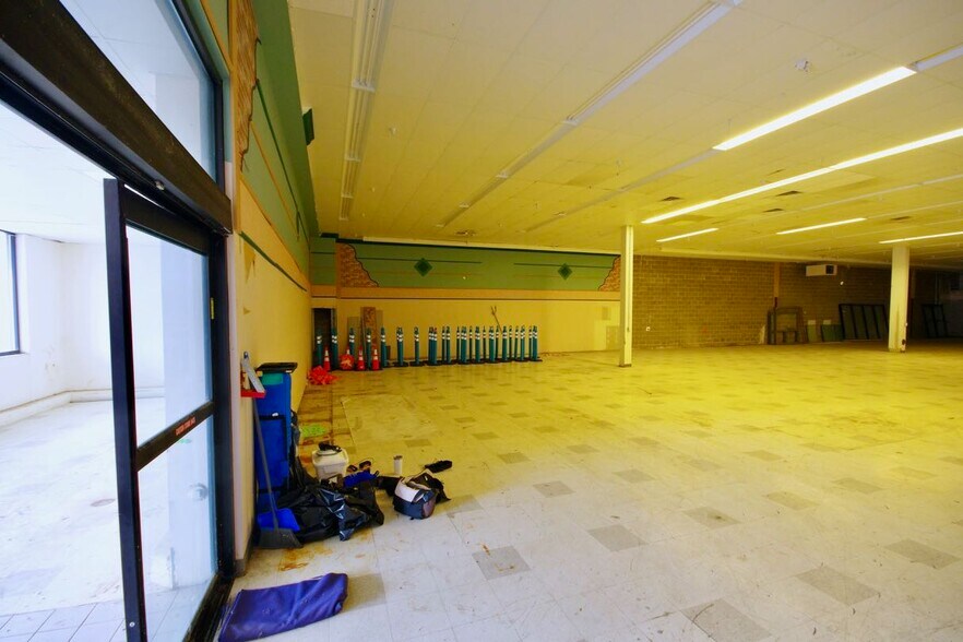 More Photos Of 2820 W Locust St, Davenport Unknown For Lease