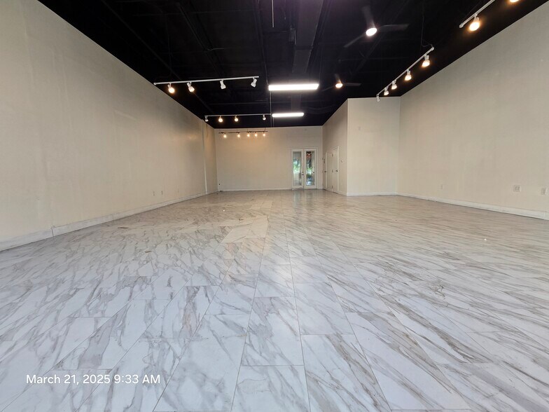 More Photos Of 7901 Kingspointe Pky, Orlando Showroom For Lease