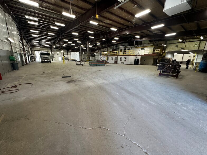 More Photos Of 1701 W County Line Rd, Springfield Manufacturing For Lease