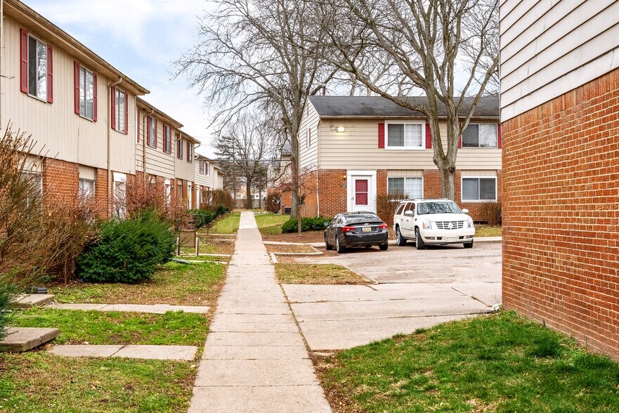 More Photos Of 1001-1003 Vincent Ct, Lansing Apartments For Sale