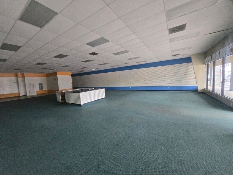 More Photos Of 3942 Tyrone Blvd N, Saint Petersburg General Retail For Lease