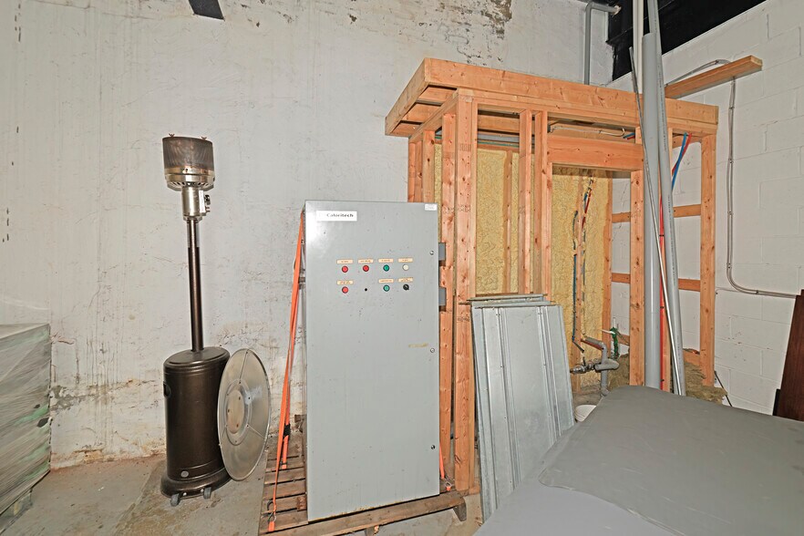 More Photos Of 30R First Ave, Toronto Light Distribution For Sale