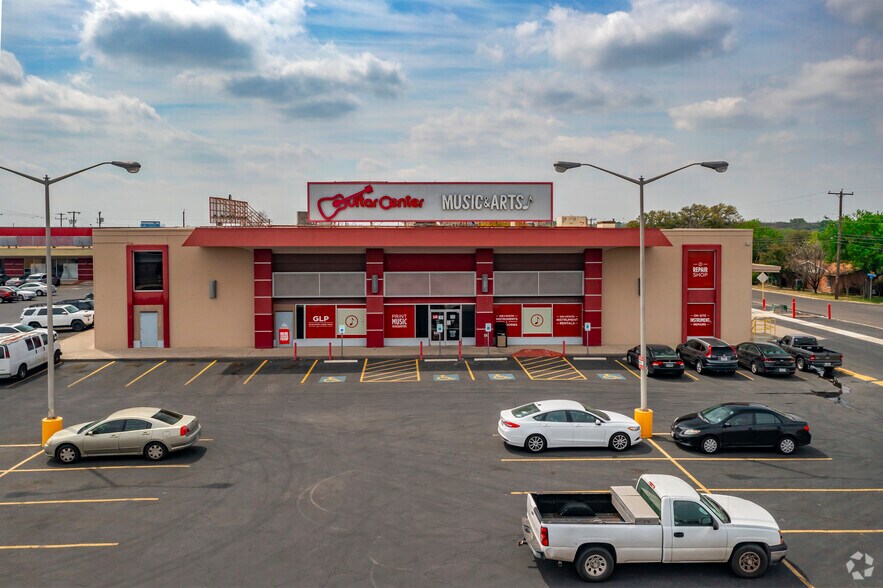 More Photos Of 7311-7327 San Pedro Ave, San Antonio Storefront For Lease