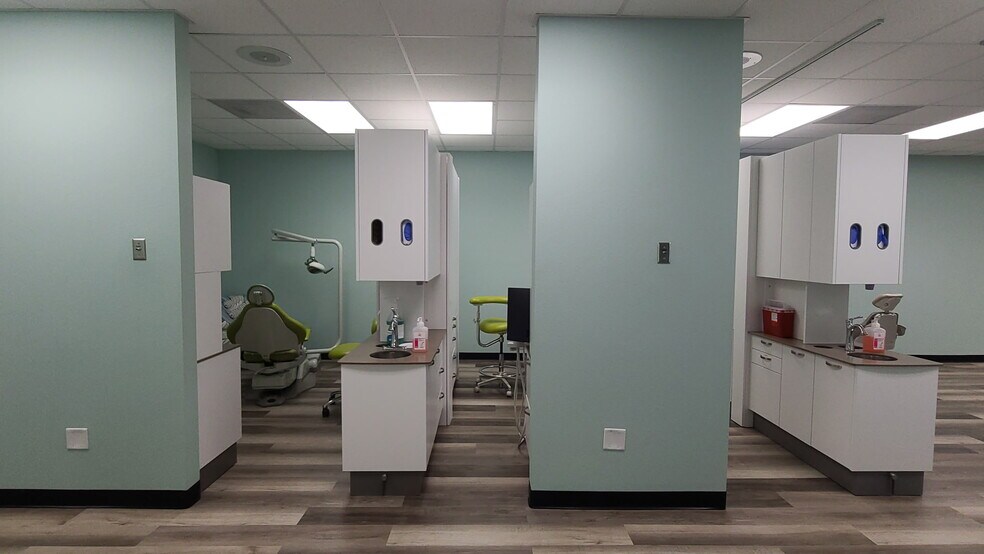 More Photos Of 17020 County Line Rd, Spring Hill Medical For Lease