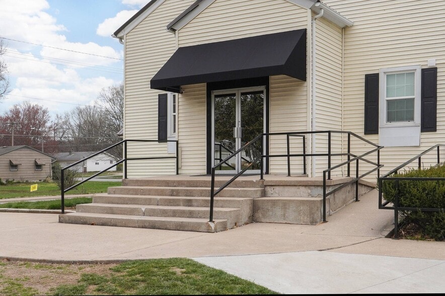 More Photos Of 2440 E Seminole St, Springfield Specialty For Sale