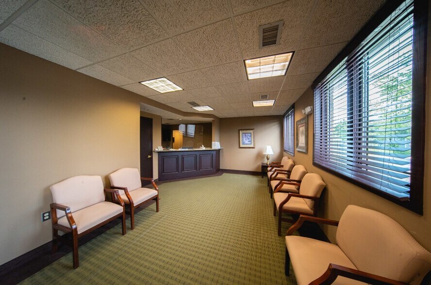 More Photos Of 415 E Maple Rd, Troy Medical For Sale