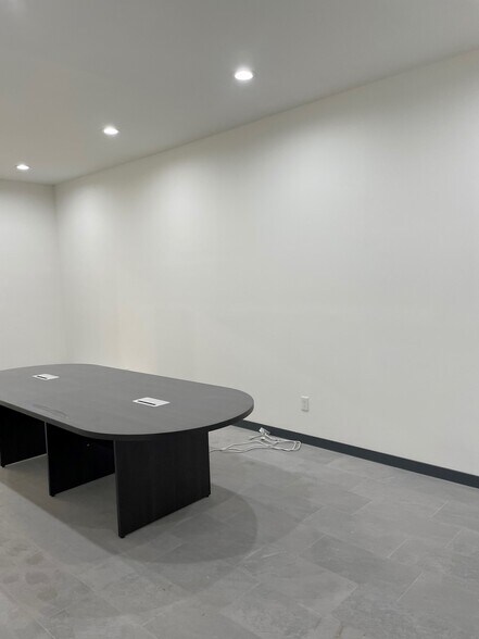More Photos Of 1035 E Levee St, Dallas Showroom For Sale