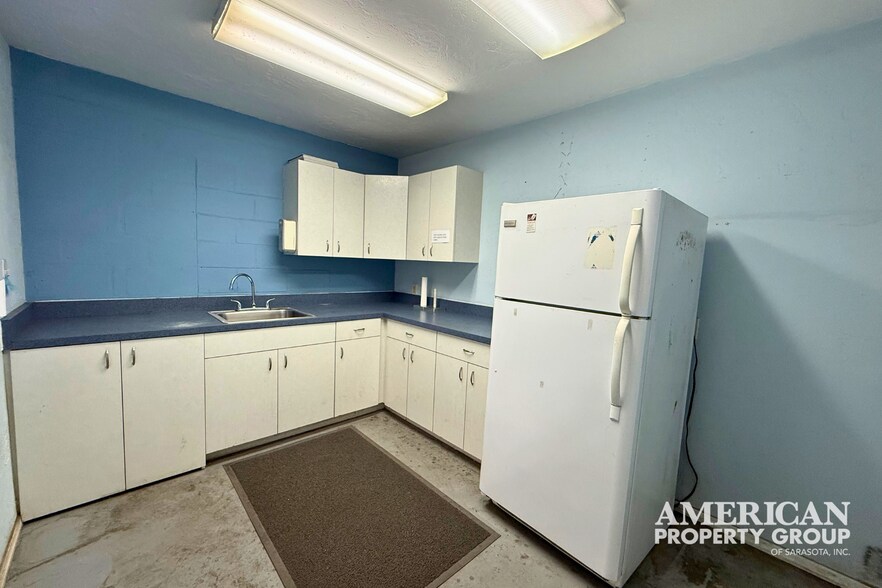 More Photos Of 6055 Porter Way, Sarasota Warehouse For Lease