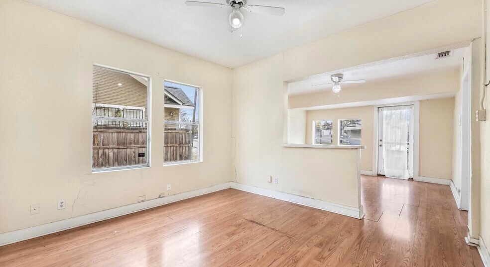 More Photos Of 1121 W Hildebrand Ave, San Antonio General Retail For Sale