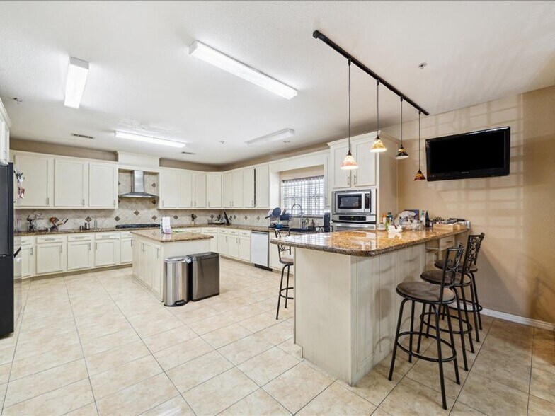 More Photos Of 15830 E Freeway Service Rd, Channelview Hotel For Sale