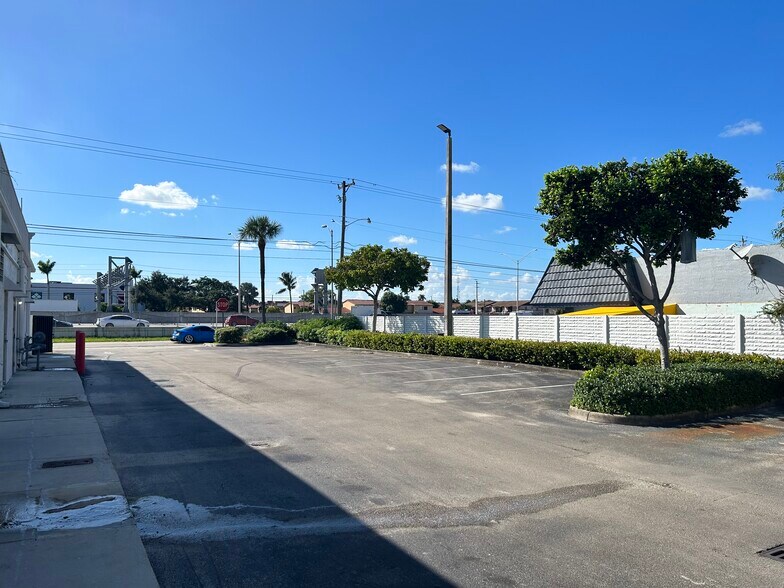 More Photos Of 5317-5327 W 20th Ave, Hialeah Storefront For Lease