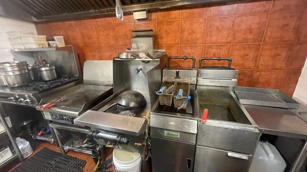 More Photos Of Manhattan Avenue Ave @ Norman Avenue, Brooklyn General Retail For Lease