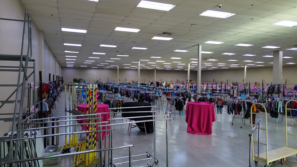 More Photos Of 6495 Quivira Rd, Shawnee General Retail For Lease