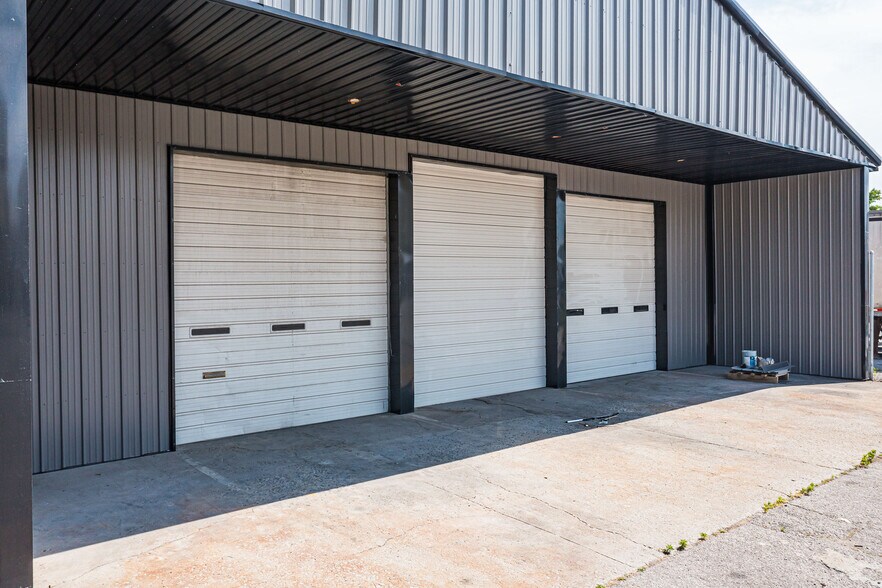More Photos Of 1301 Fabricon Blvd, Jeffersonville Light Manufacturing For Lease