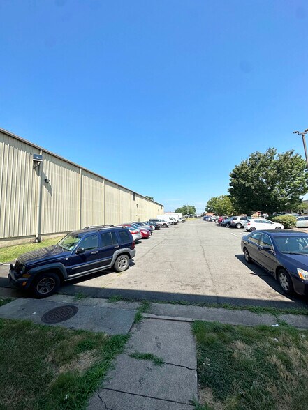 More Photos Of 9061-9073 Euclid Ave, Manassas Warehouse For Lease