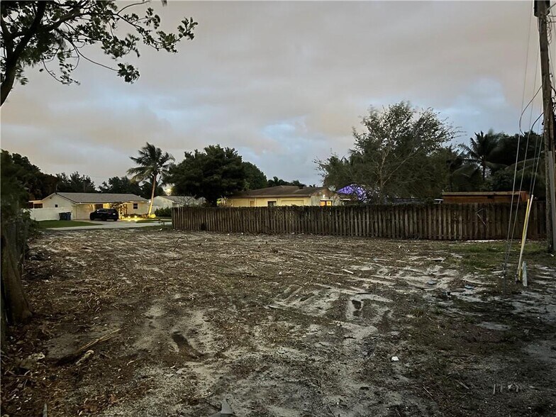 More Photos Of 665 W Prospect Rd, Oakland Park Showroom For Lease