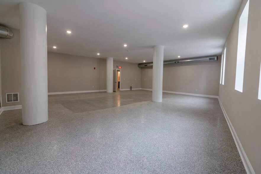 More Photos Of 2613 W Hunting Park Ave, Philadelphia Light Distribution For Lease