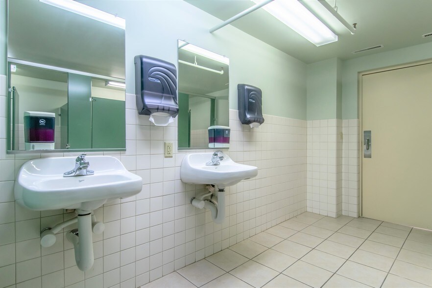 More Photos Of 1715 N Division St, Morris Unknown For Lease