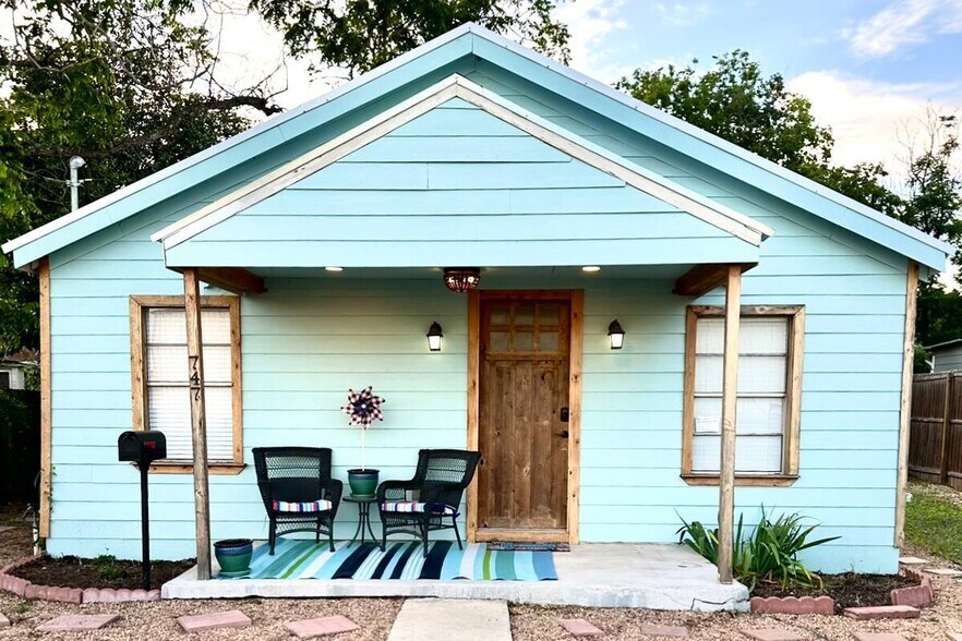 More Photos Of 747 Oasis St, New Braunfels Storefront Retail Residential For Sale