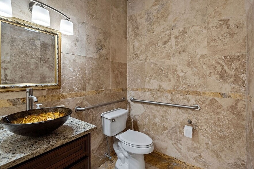 More Photos Of 7901 Kingspointe Pky, Orlando Showroom For Sale