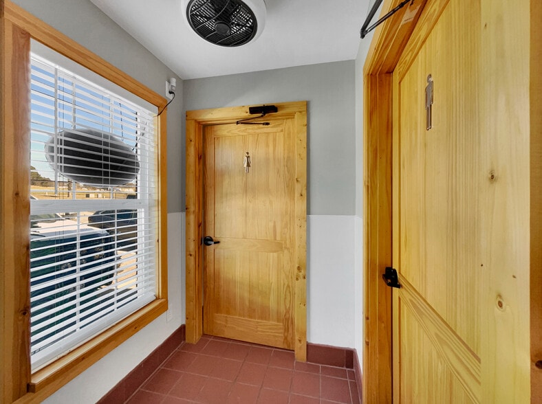 More Photos Of 9 Callaway Dr, Crawford Restaurant For Sale