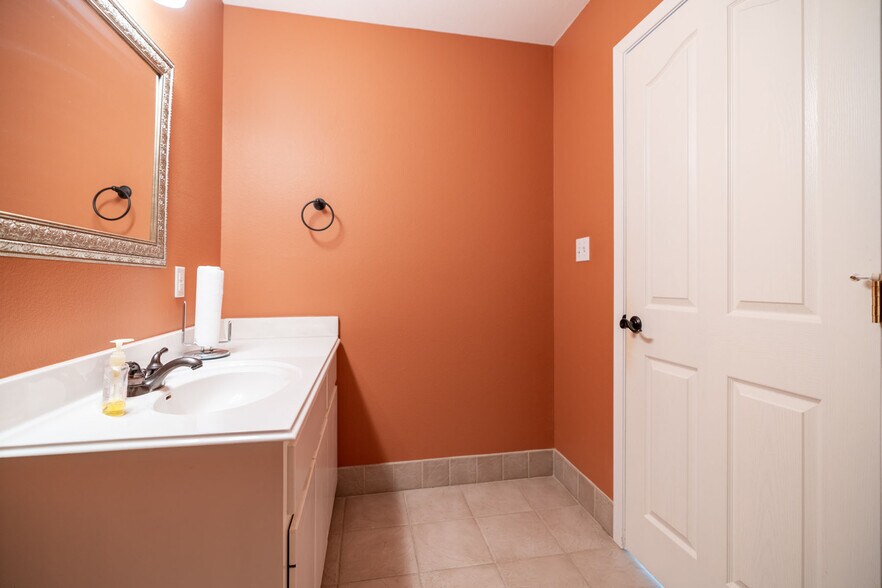 More Photos Of 806 W 11th St, Austin Office Residential For Lease