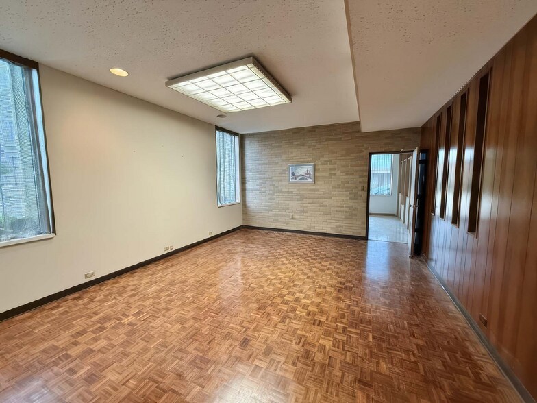 More Photos Of 1411 6th Ave, Grafton Showroom For Sale