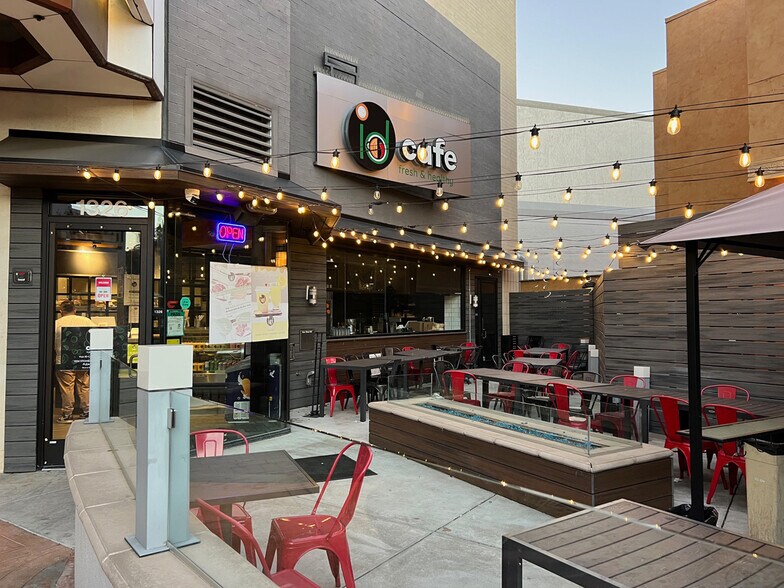 Primary Photo Of 1-2700 Stoneridge Mall Rd, Pleasanton General Retail For Lease