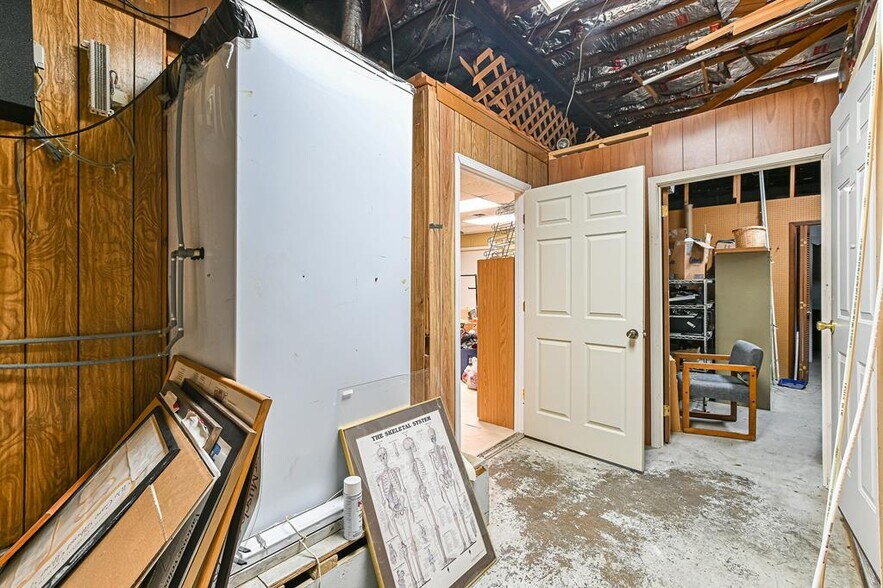 More Photos Of 1102 Mineral Wells Ave, Paris Office For Sale