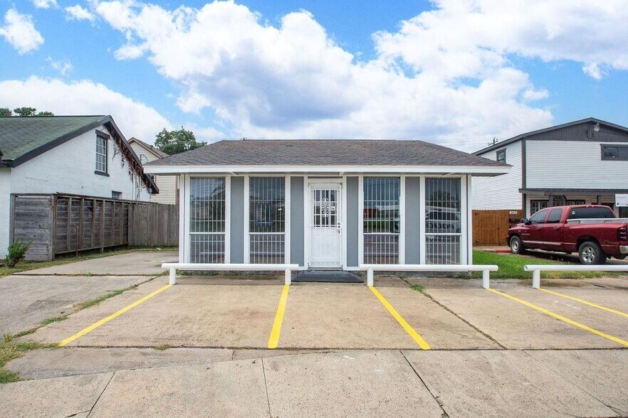 More Photos Of 2809 Market St, Baytown Office Residential For Lease