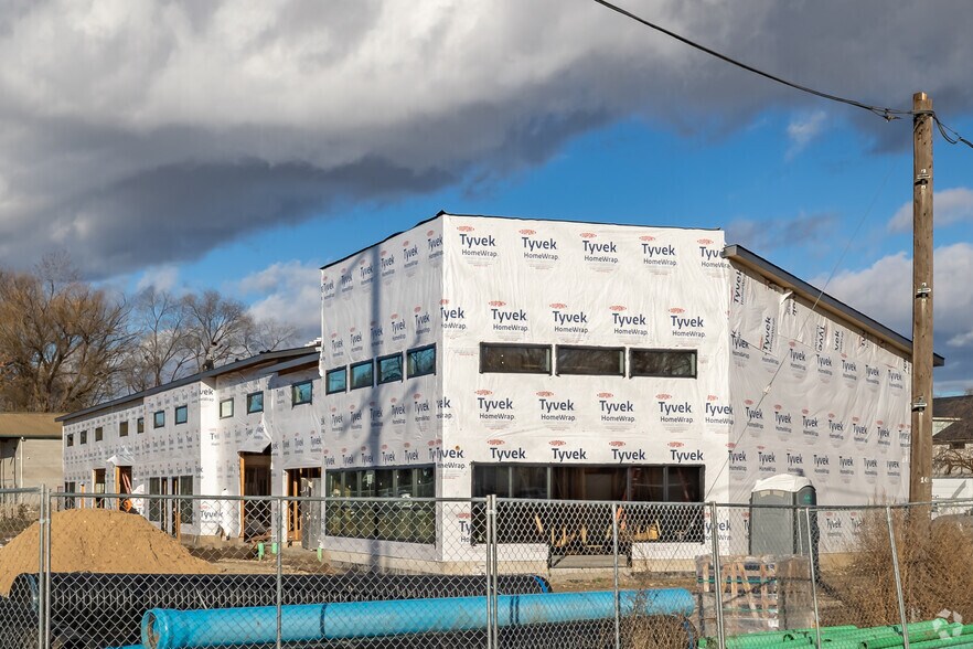 Primary Photo Of 1093 N Parkinson St, Eagle Light Distribution For Sale