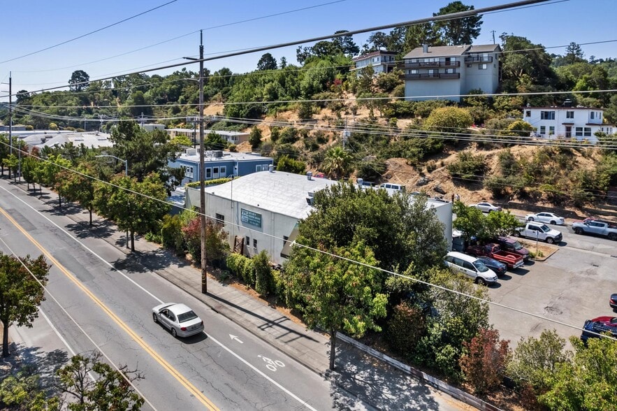 More Photos Of 40 Woodland Ave, San Rafael Service For Sale