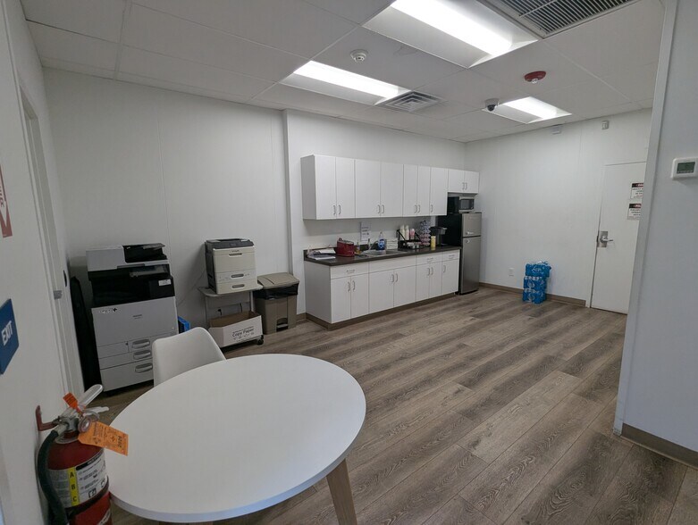 More Photos Of 375 Patricia Dr, Warminster Township Warehouse For Lease