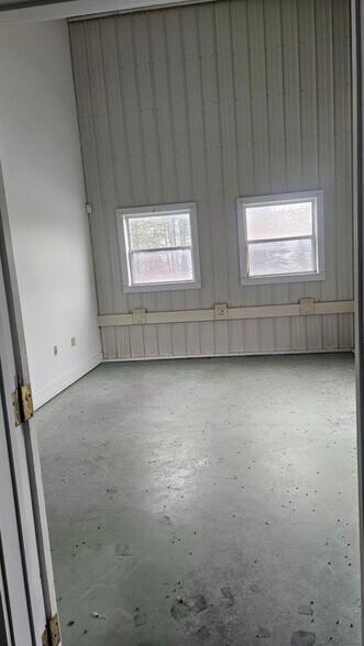 More Photos Of 52 Vfw Dr, Hyde Park Light Manufacturing For Lease