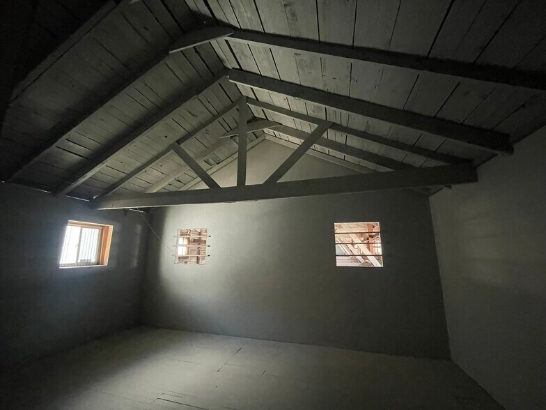 More Photos Of 323 S Fir St, Medford Warehouse For Sale